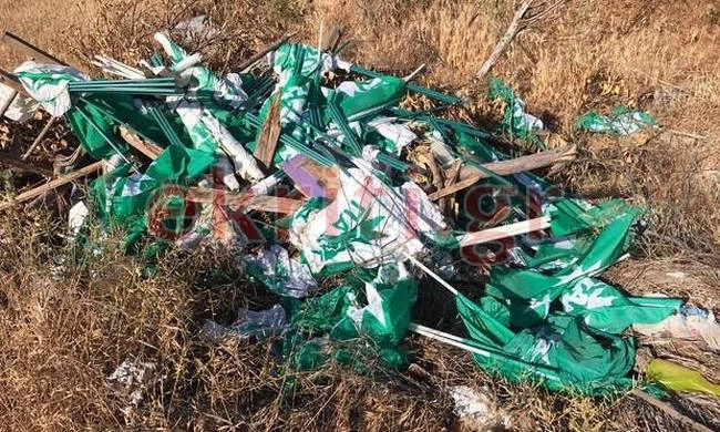 Πρασίνισε η γη! Πέταξαν δεκάδες σημαίες του ΠΑΣΟΚ σε χωματερή – Η Κρήτη στέλνει μήνυμα